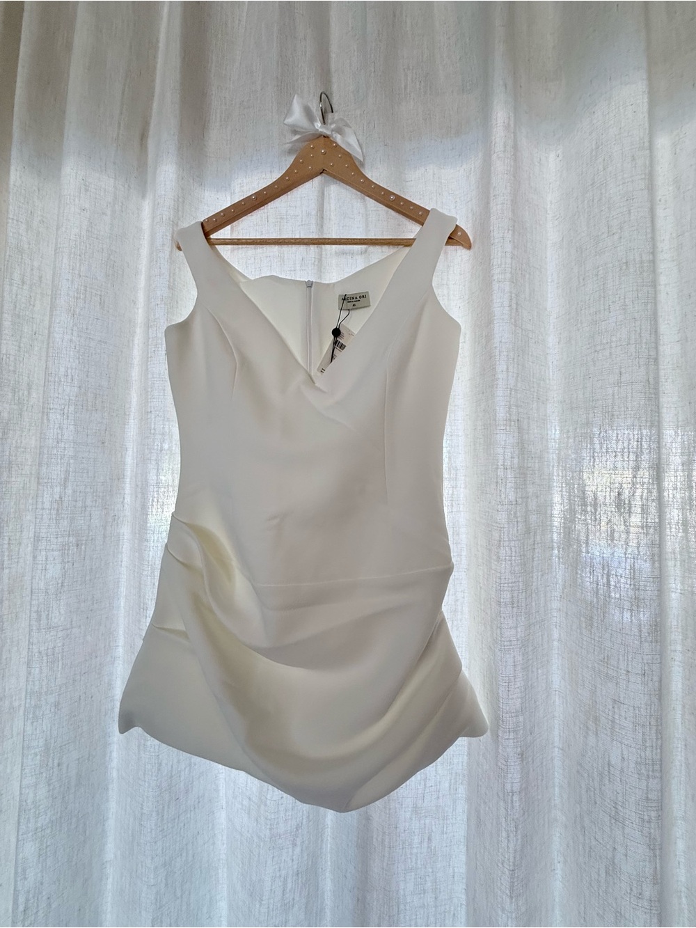 Elegant White V-Neck Sleeveless Dress